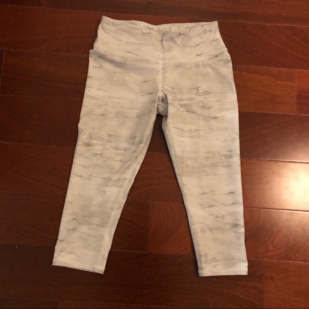 Alo cropped legging (white/grey marble print)